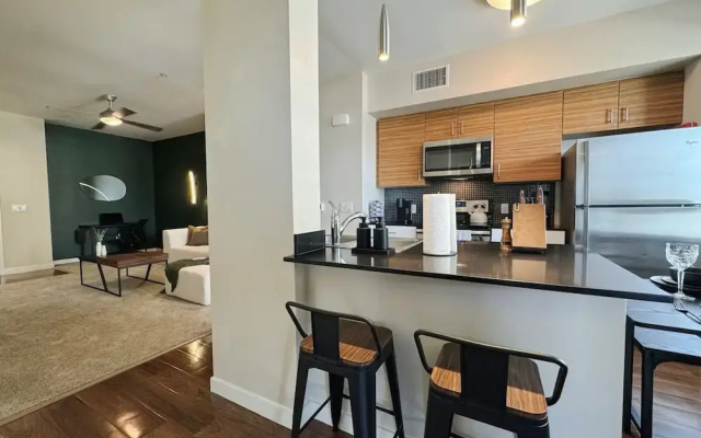 Stylish Retreat W Pool GYM Parking 10min to Cedars