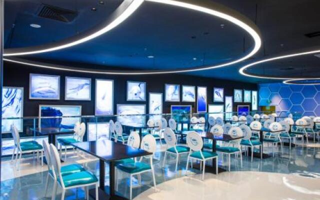 Big White Whale Ocean Exploration World