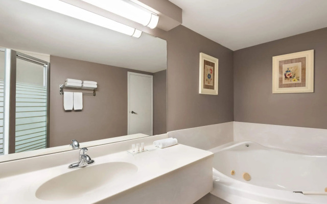 Royal Hotel Calgary, Trademark Collection by Wyndham