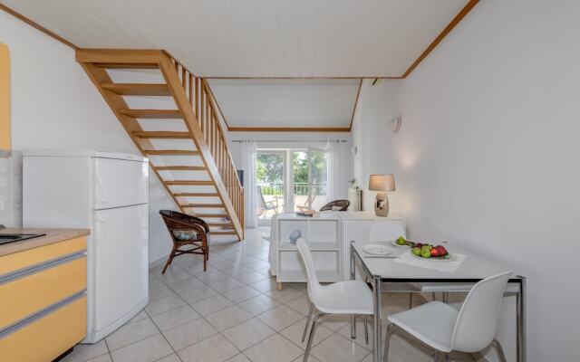 Beachfront Apartment With Balcony and Parking