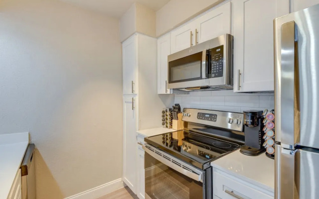 6 Mi to At&t Stadium: Grand Prairie Apt w/ Balcony