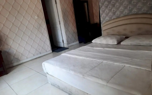 Collection O 93707 Rooms By U