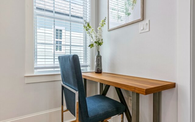 Chic 4 BR Condo - Large Pool - Perfect Location