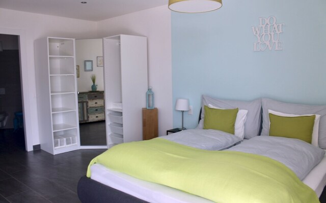 Beautiful Lake-view Apartment