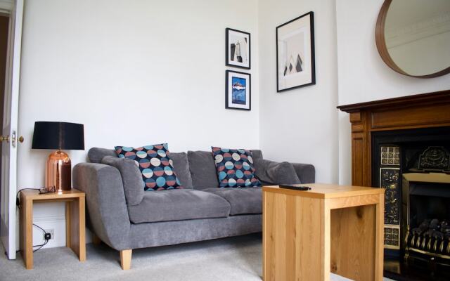 2 Bedroom Seaside Flat With Scenic Views