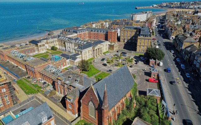 Beach, Dreamland, Restaurants Nearby- Sunny Garden