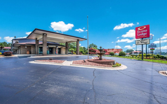 Econo Lodge Inn & Suites