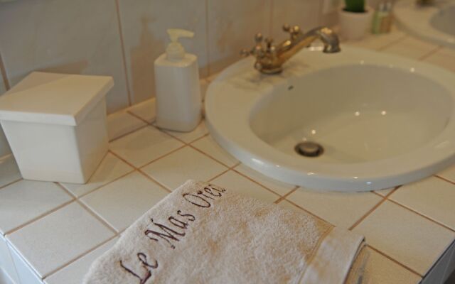 Mas Oréa Sous la glycine