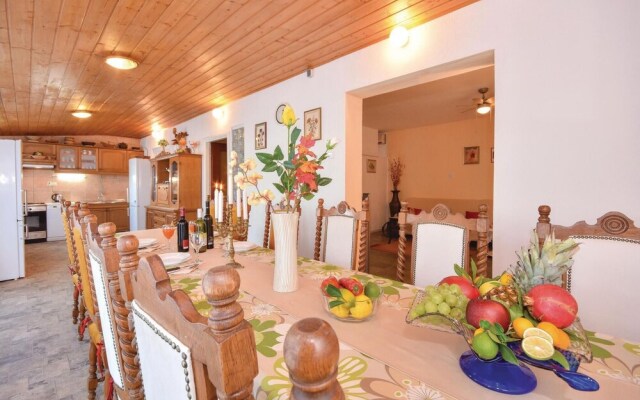 Nice Home in Slatine with Hot Tub, WiFi & 6 Bedrooms