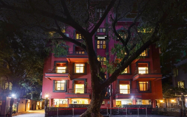 Premium Stays Near Fergusson College