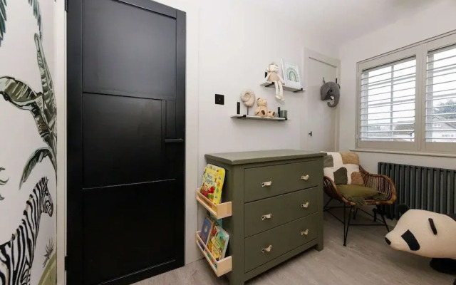 Stylish 4 Bed Home Close to Beach