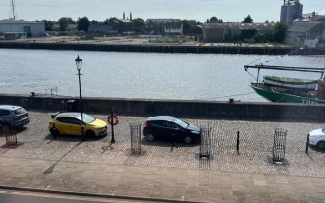 Penthouse Flat with River View, 1C