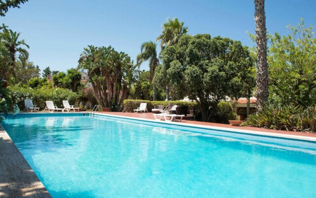 Una Scogliera sul Mare con Piscina by Wonderful Italy