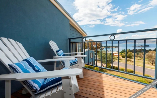 Torino 6 - Lake Jindabyne & Snowy Mountain Views