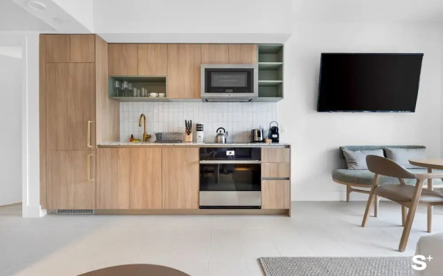 Skyline Chic Downtown Studio Getaway