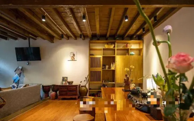 Yixing Thatched Cottage Inn (Lijiang Old Town Dashuiche Branch)