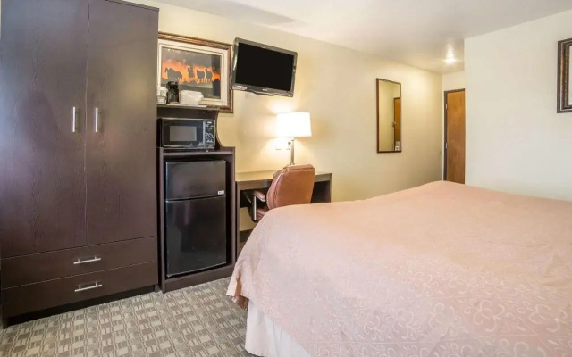Econo Lodge Inn And Suites