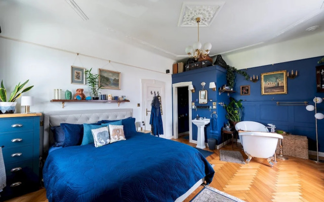 Premium 3 Bed 3 Bath Lounge Apartment