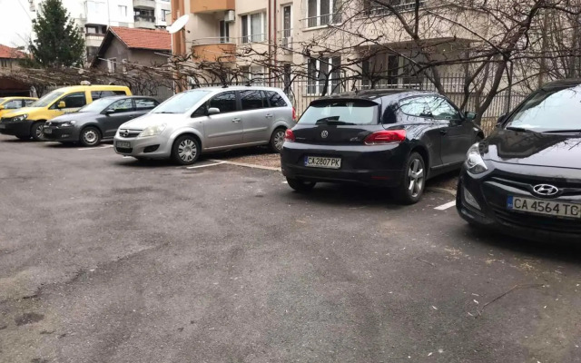 EU metro station, City Center, lovely 3-bedroom apartment, free parking