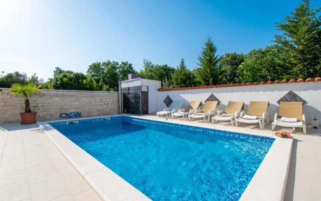 Apartments with pool in Pula,Croatia