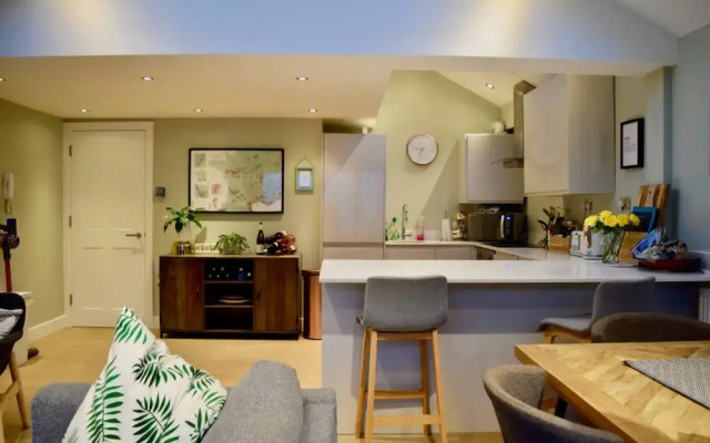 Modern 3 Bedroom Garden Flat in Tooting