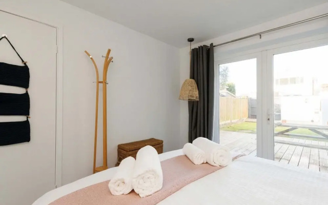 Beautifully Refurbished 4-bed Beachside Retreat