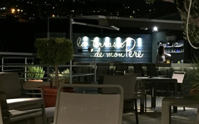 L'Hotel De Mon Pere