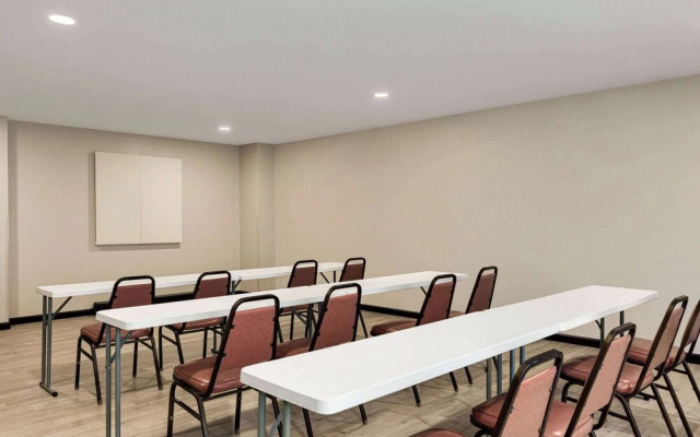 Days Inn by Wyndham Hillsboro