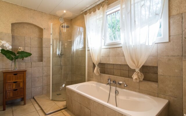 Spacious Villa in La Gaude With Swimming Pool