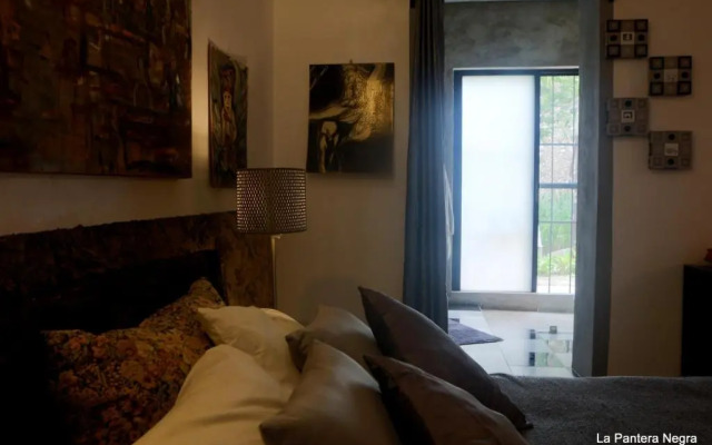 La Pantera Negra Gallery and B&B