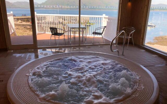 Holly Tree Hotel, Swimming Pool & Hot Tub