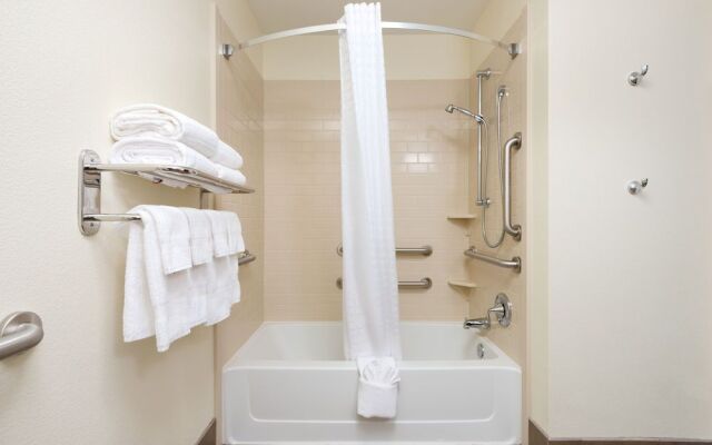 Candlewood Suites Columbia Hwy 63 & I-70