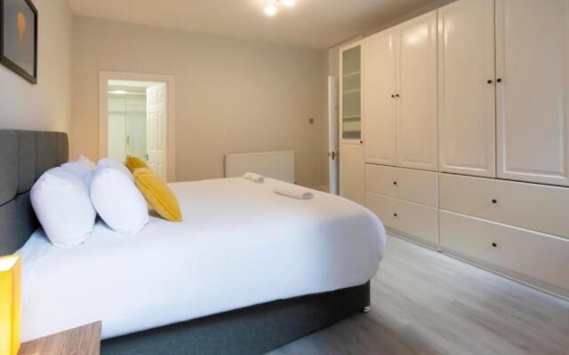 Luxury 2 bedroom Clifton flat with free parking