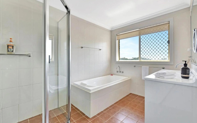 Noble Willow Estate Lovedale. Super Spacious, with views and pool