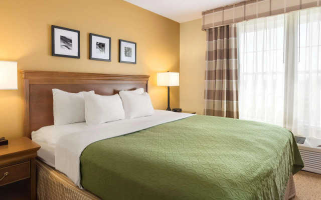 Country Inn & Suites by Radisson, Salina, KS
