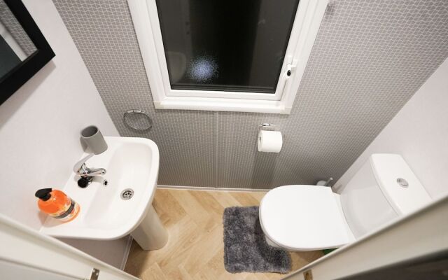 Inviting 3-bed Lodge in Preston hot tub