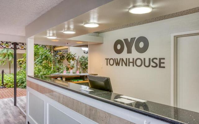OYO Townhouse Tulsa Woodland Hills