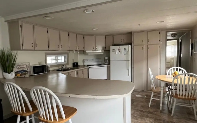 Montego Bay - Peachtree Road 122 3 Bedroom Home by RedAwning