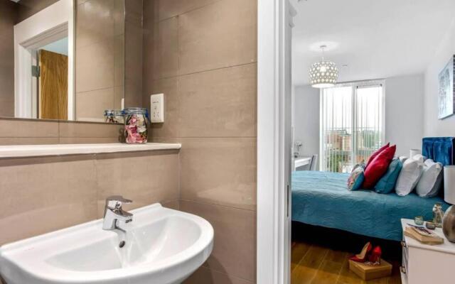 Stylish 2 Bed/2 Bath, Parking - Bracknell Centre