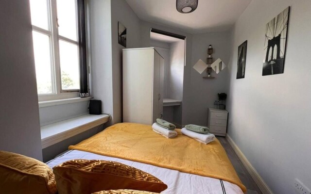 Impeccable 2-bed Apartment by Cardiff City Centre