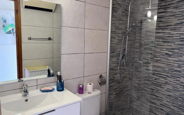 Bonito apartamento con vistas al mar y piscina