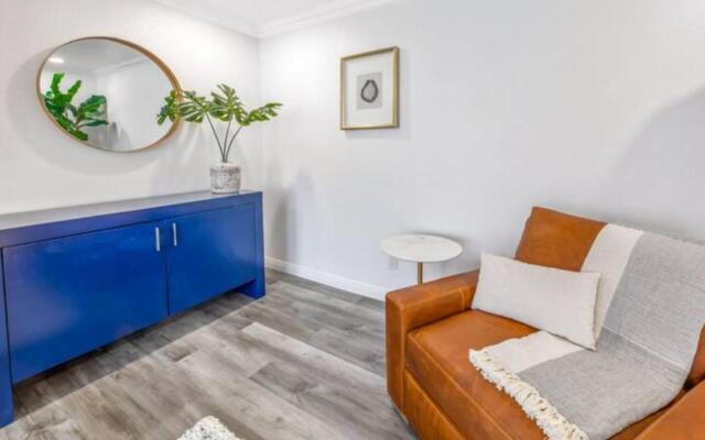 LuxuryTownhome.3Blks2Beach.E-Bikes.75”4kTV
