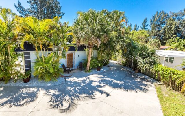 Crescent Street 1138 A by Vtrips