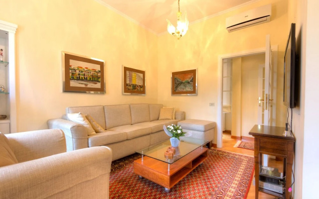 Spanish Steps Hills Apartment