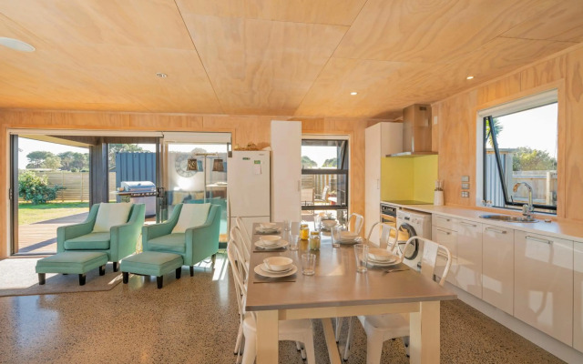 Black Beauty Retreat - Matarangi Holiday Home