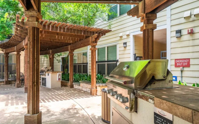 Prime Soco 2BR King Suite w Gympickleballlaundry