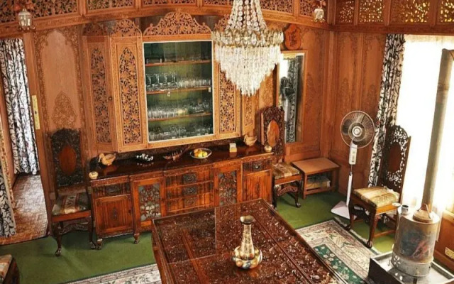 Royal Group Of Houseboats