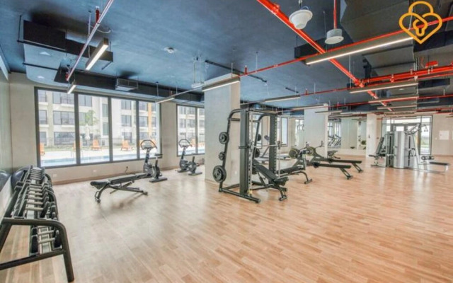 Una Modern Studio Town Square