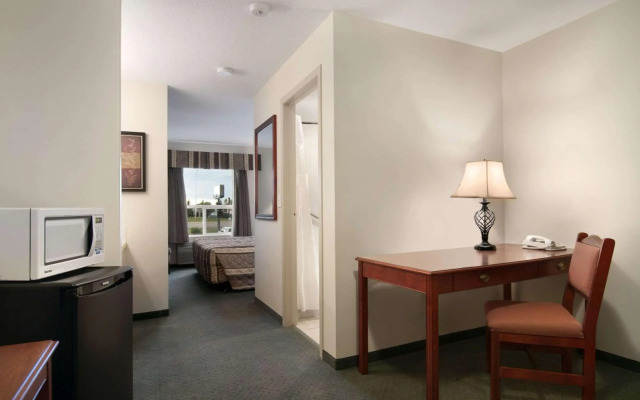 Travelodge by Wyndham Stony Plain