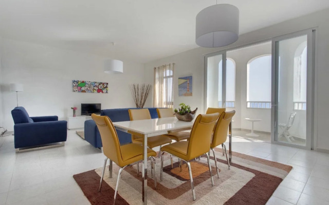 Seafront Apartment, Marvelous Views GR8 Location